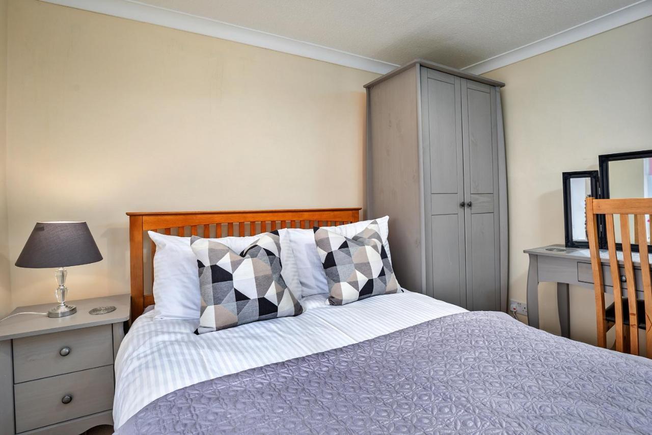 Finest Retreats - Cloggers Cottage Darley Bagian luar foto