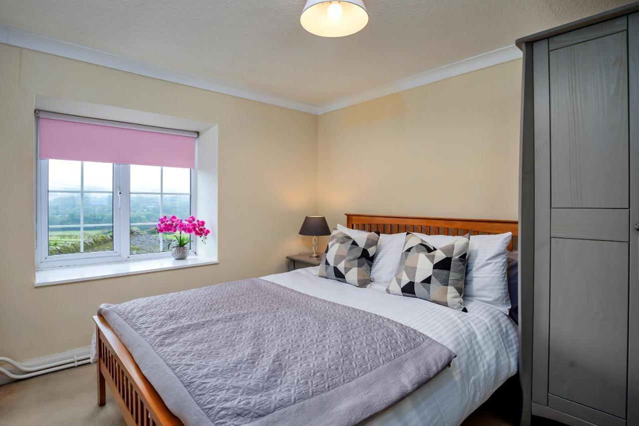 Finest Retreats - Cloggers Cottage Darley Bagian luar foto
