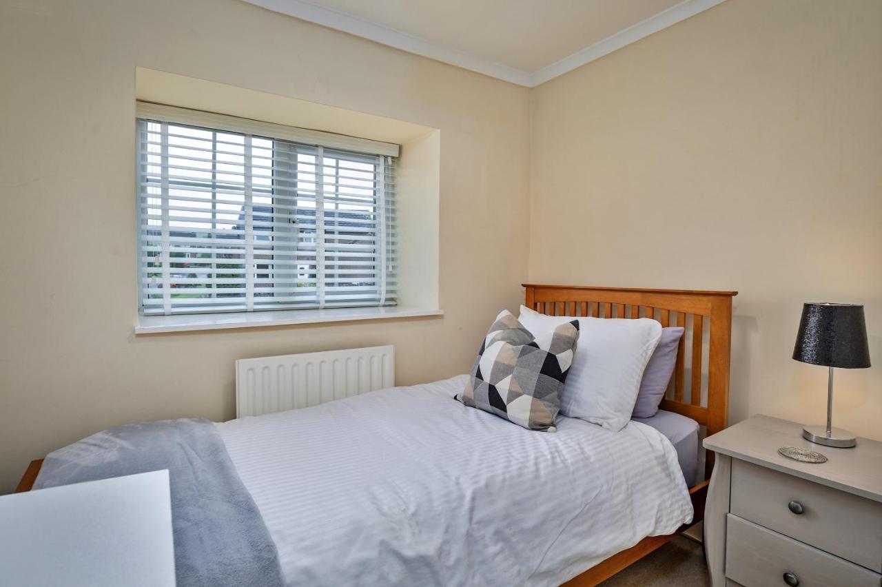 Finest Retreats - Cloggers Cottage Darley Bagian luar foto