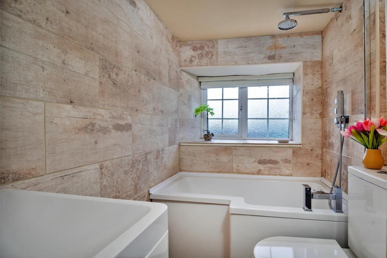 Finest Retreats - Cloggers Cottage Darley Bagian luar foto