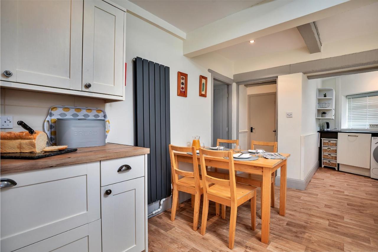 Finest Retreats - Cloggers Cottage Darley Bagian luar foto